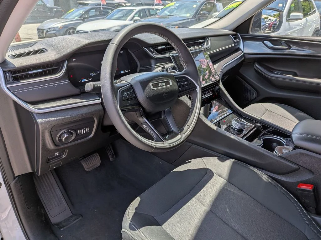 Used 2023 White Jeep Laredo image 12