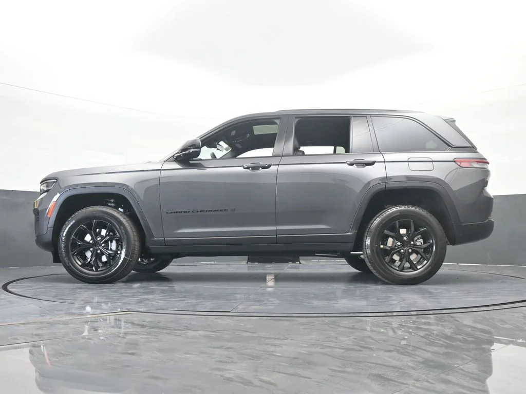 New 2025 Baltic Gray Metallic Clear-Coat Exterior Paint Jeep Altitude X image 49