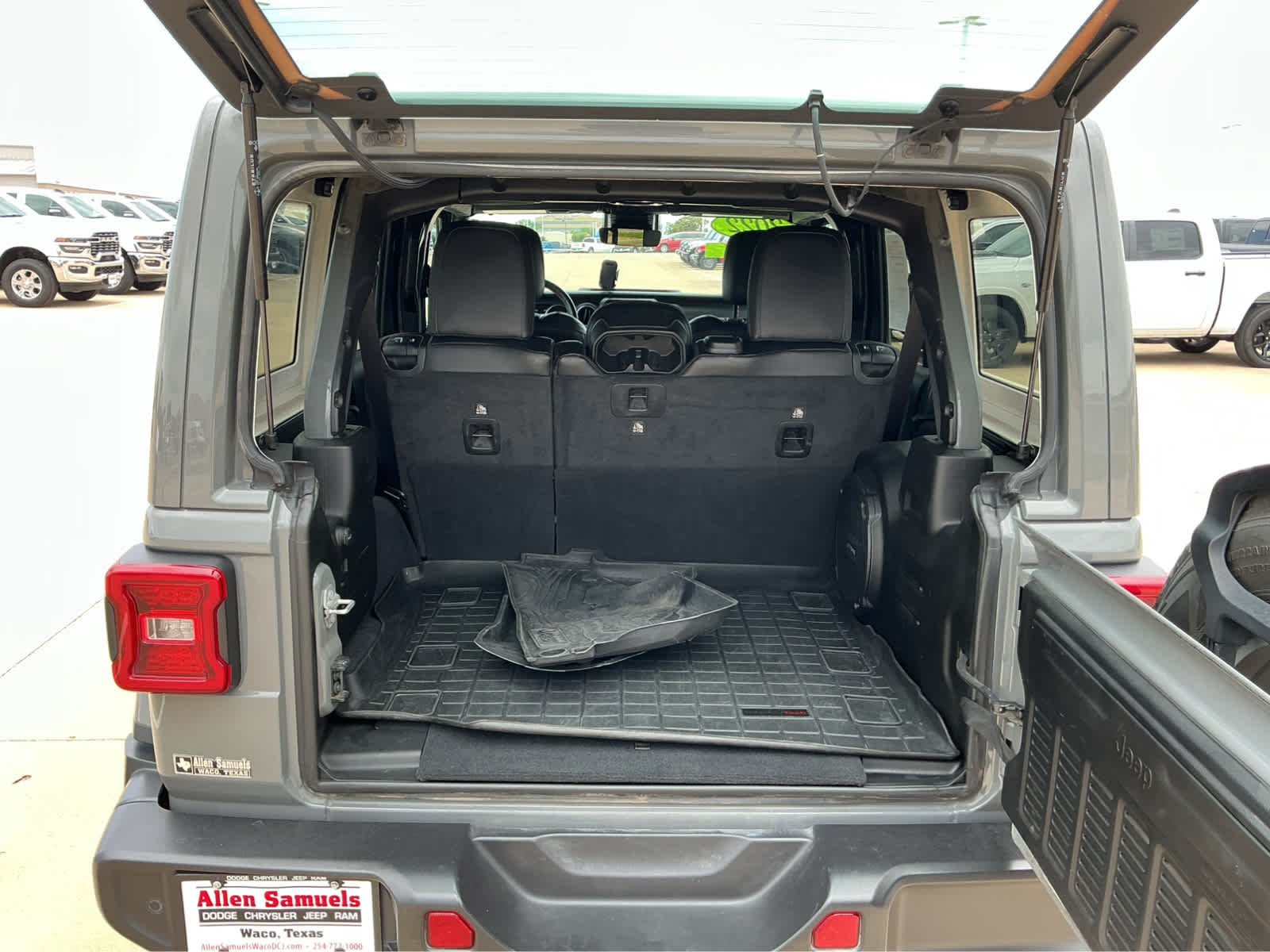 Used 2022 Sting-Gray Clearcoat Jeep Unlimited Sahara image 17