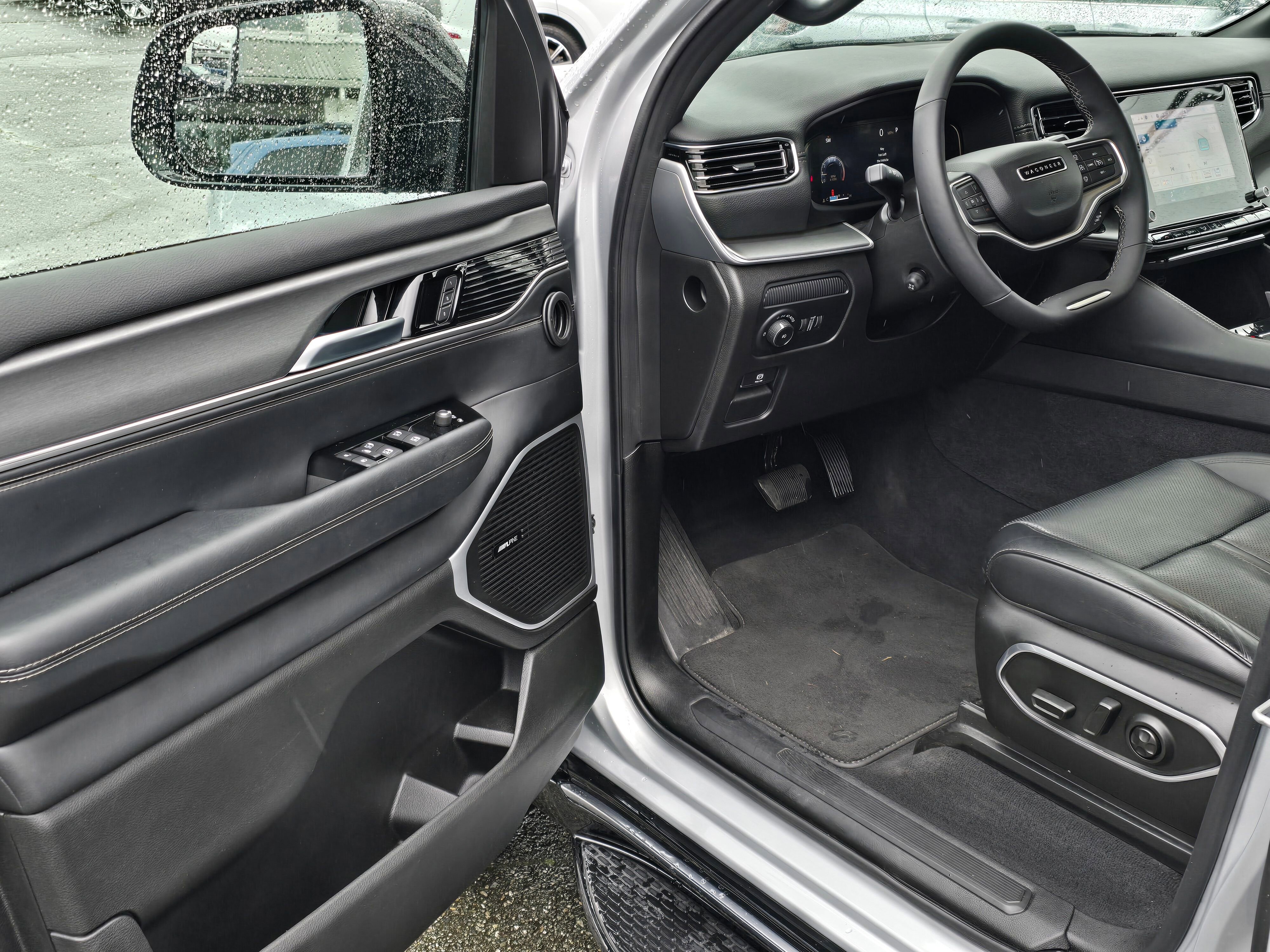 Used 2025  Jeep NA image 21