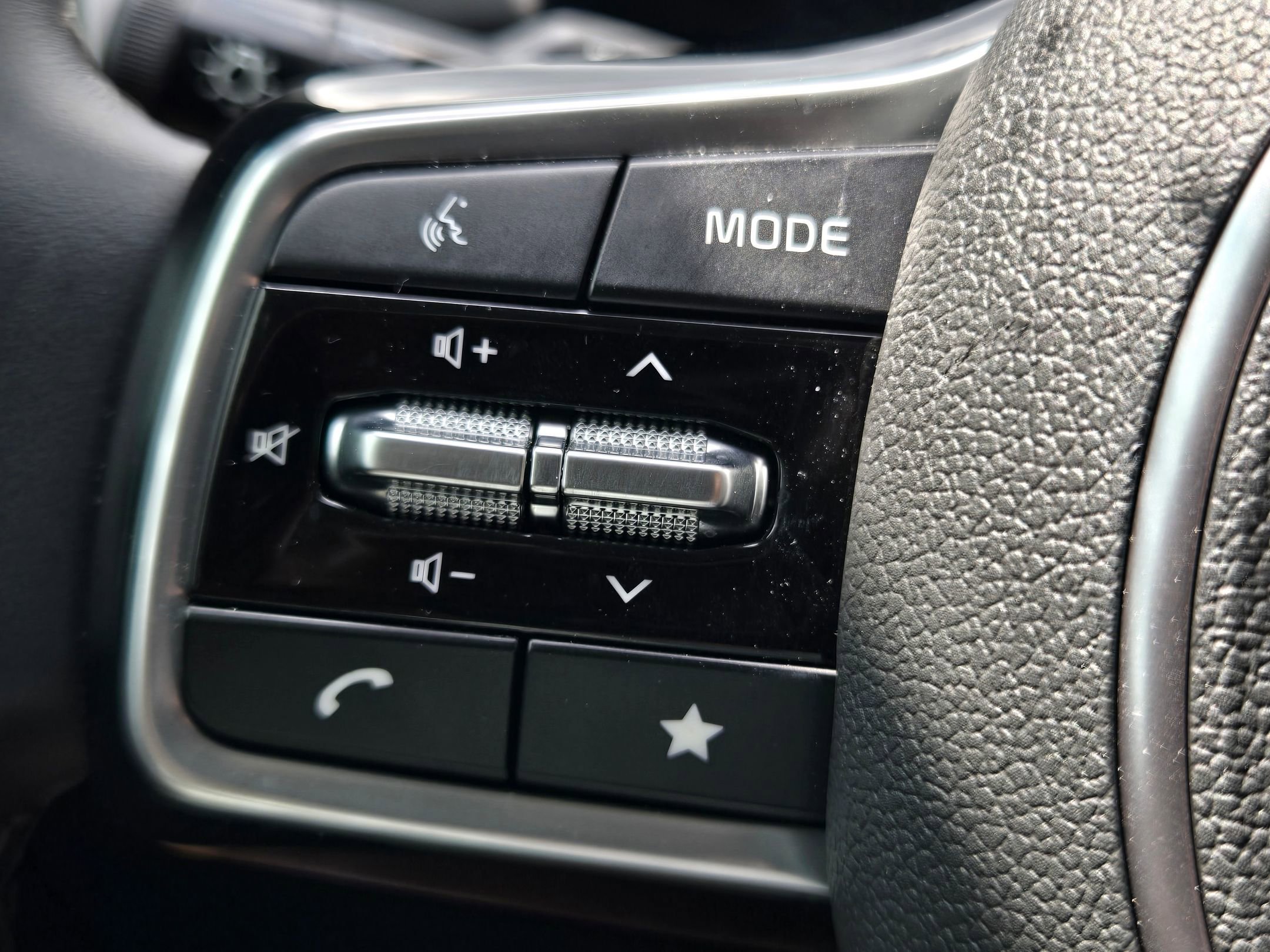 Used 2025 Glacial White Pearl Kia EX image 23