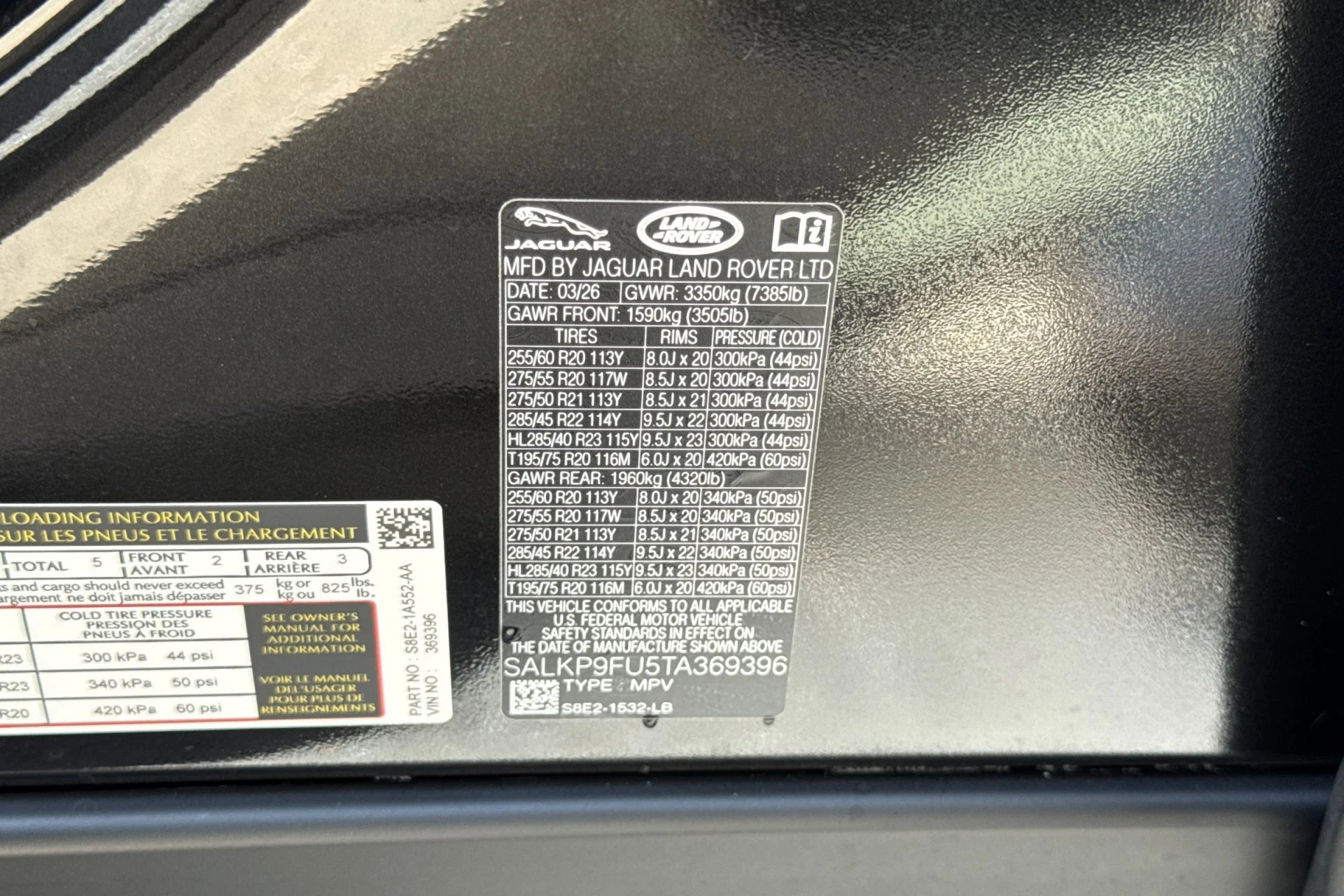 New 2026 SANTORINI BLACK Land Rover SE image 29