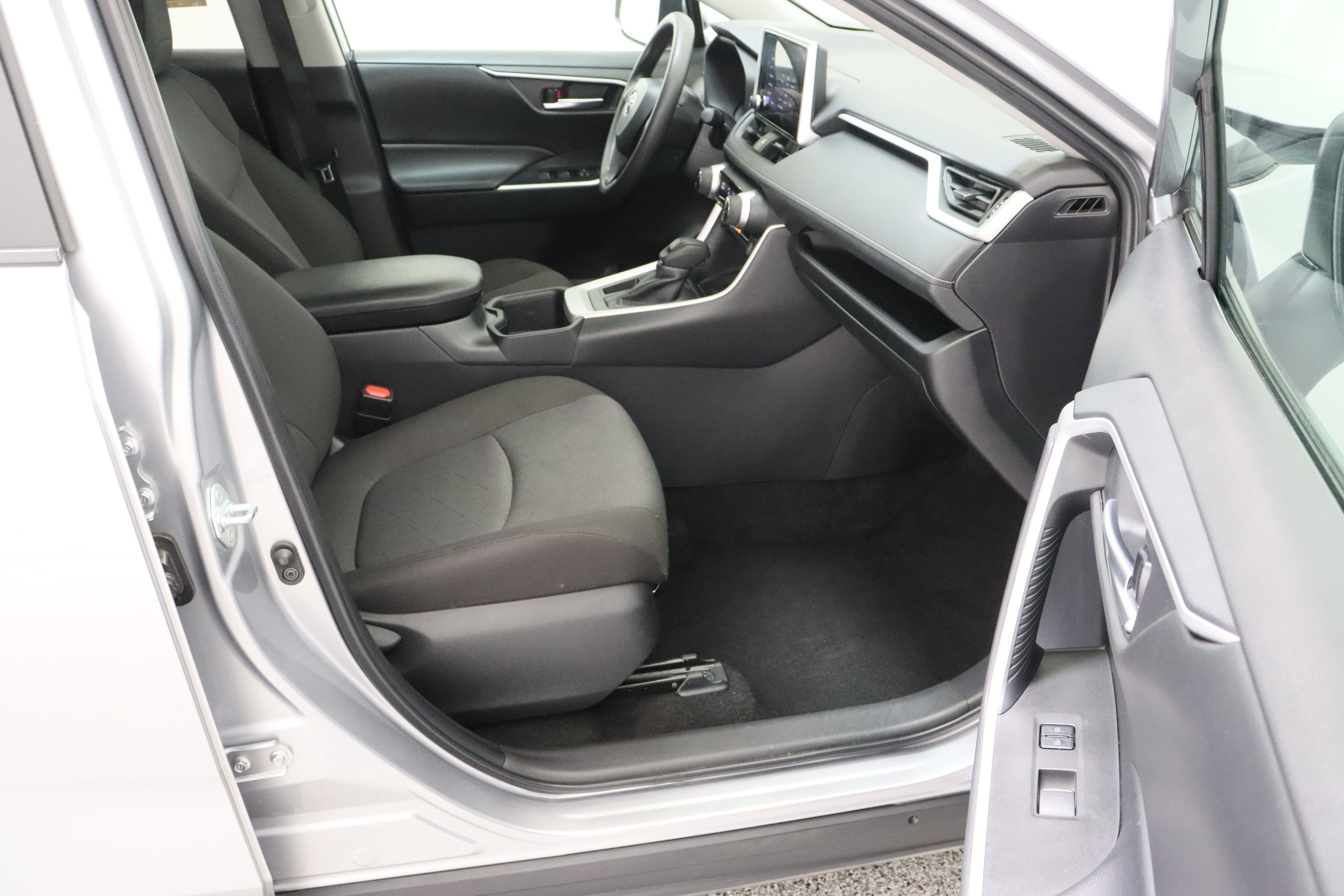 Used 2025 Silver Sky Metallic Toyota XLE 2.5L image 37