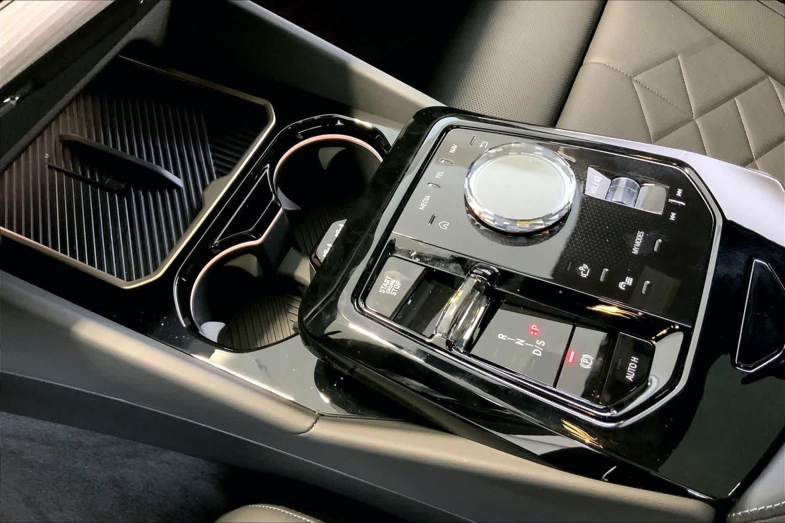 New 2027 Mineral White Metallic BMW 540i xDrive image 7