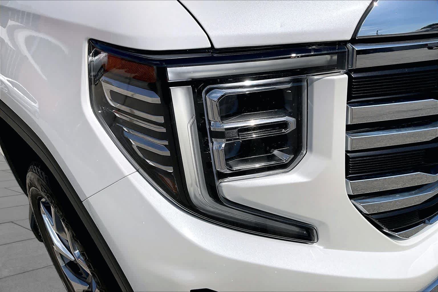 Used 2024 White Frost Tricoat GMC SLT image 27