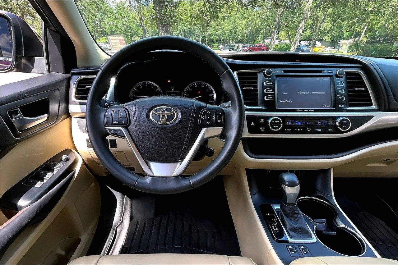 Used 2016 Red Toyota XLE V6 image 8