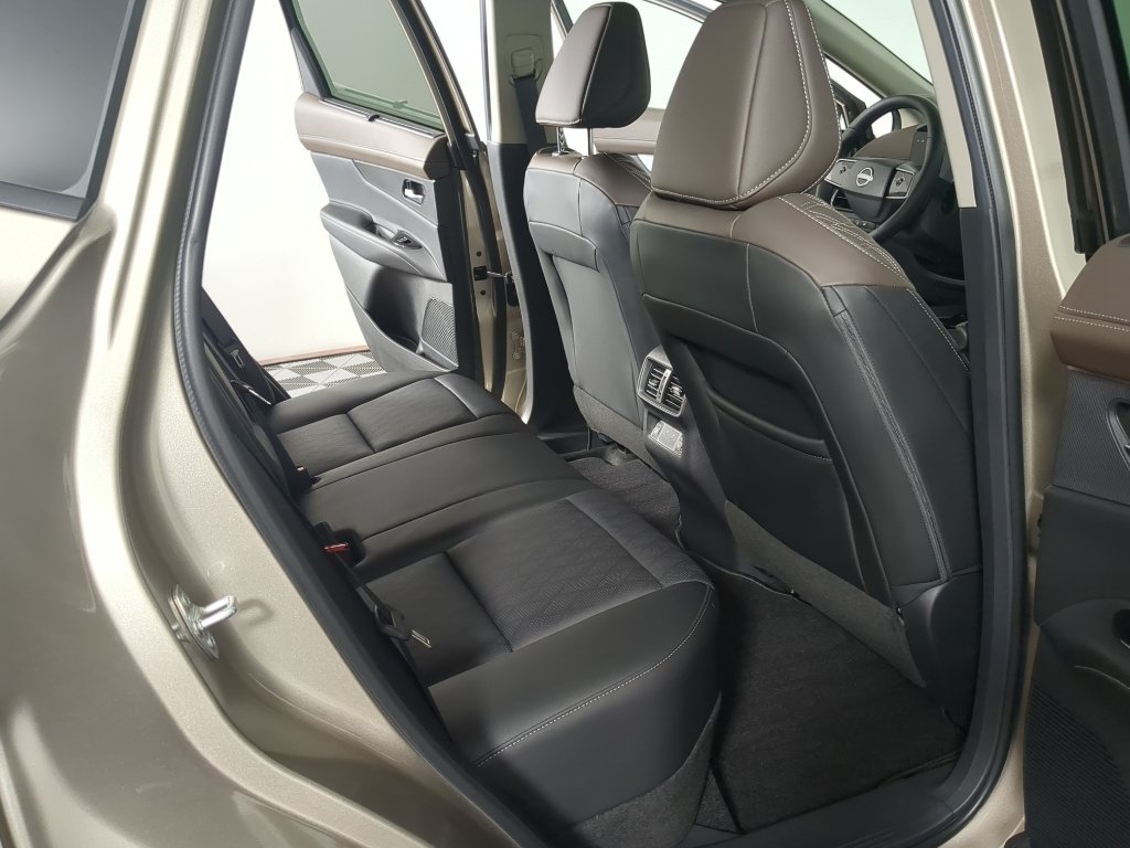 Certified Used 2025 Champagne Silver Metallic Nissan Platinum image 25