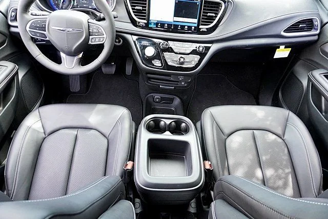 New 2026 Diamond Black Crystal Pearl-Coat Exterior Paint Chrysler Select image 25