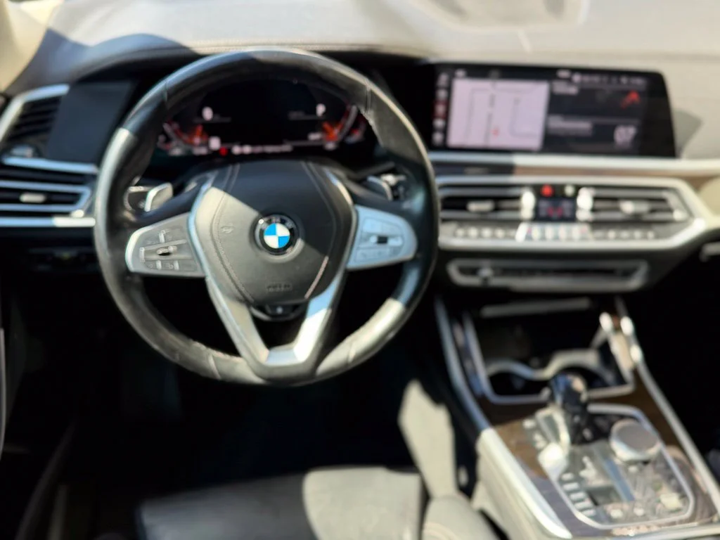 Used 2019 Black BMW xDrive40i image 9