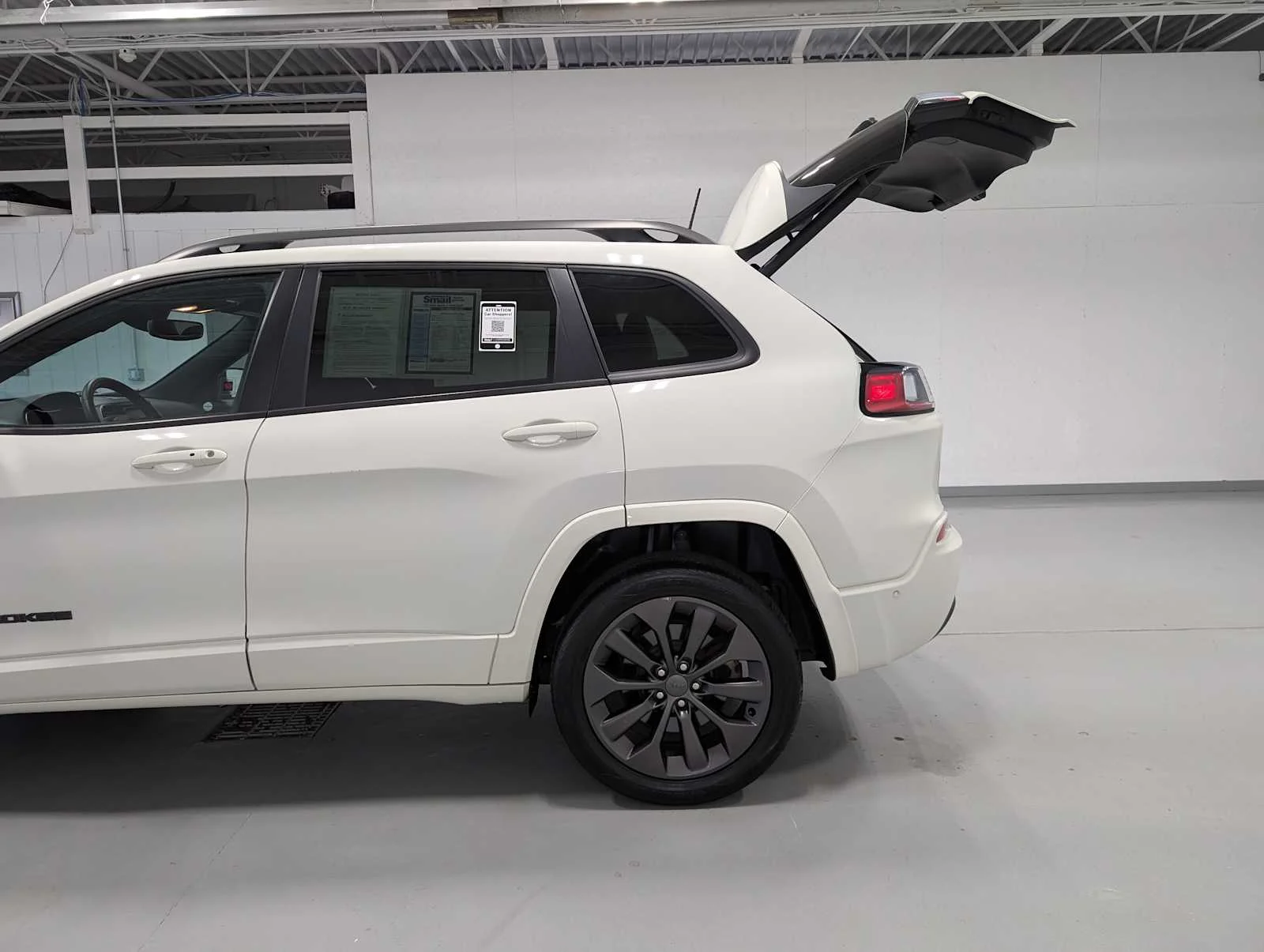Used 2019 Pearl White Pearlcoat Jeep High Altitude image 11