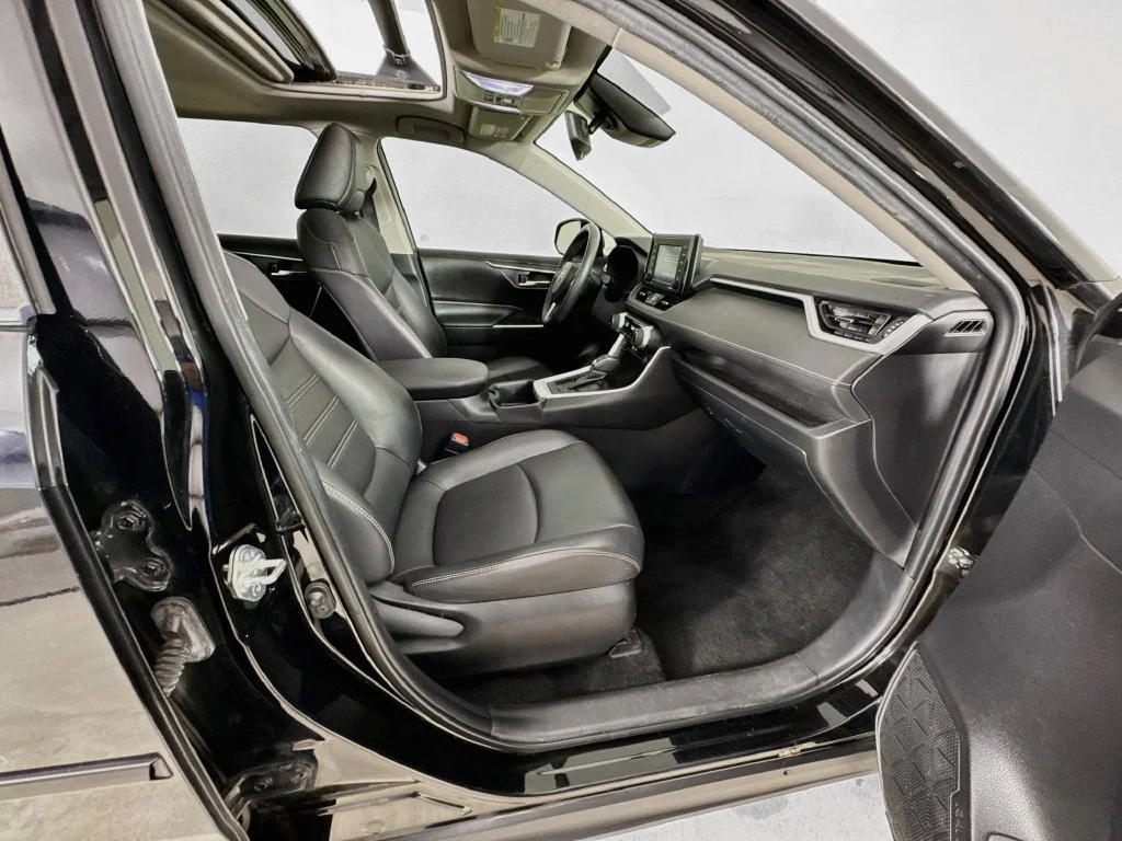 Used 2022 Midnight Black Metallic Toyota XLE Premium image 33