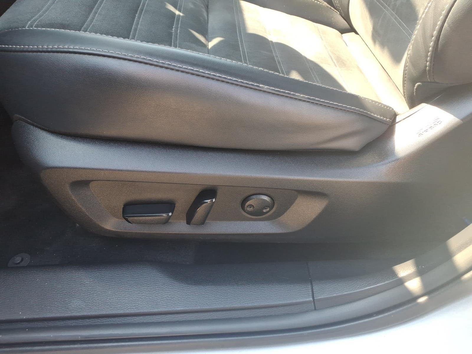 Used 2024 White Diamond/Black Roof Mitsubishi SE image 15