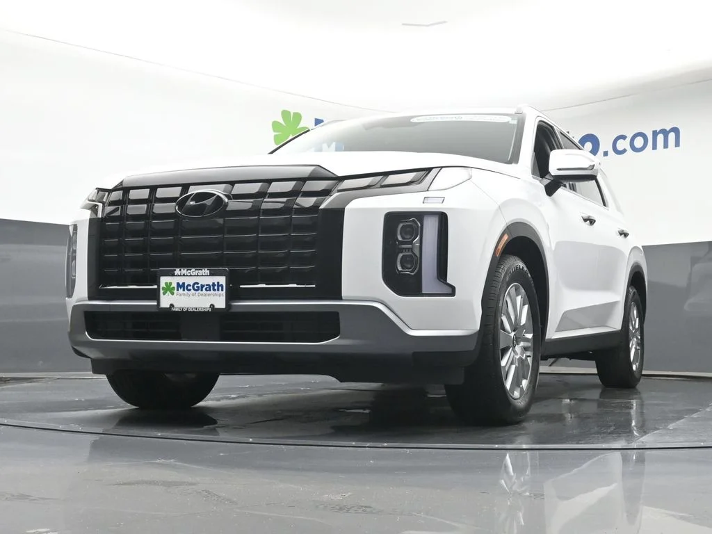 Used 2025 White Hyundai SEL image 7