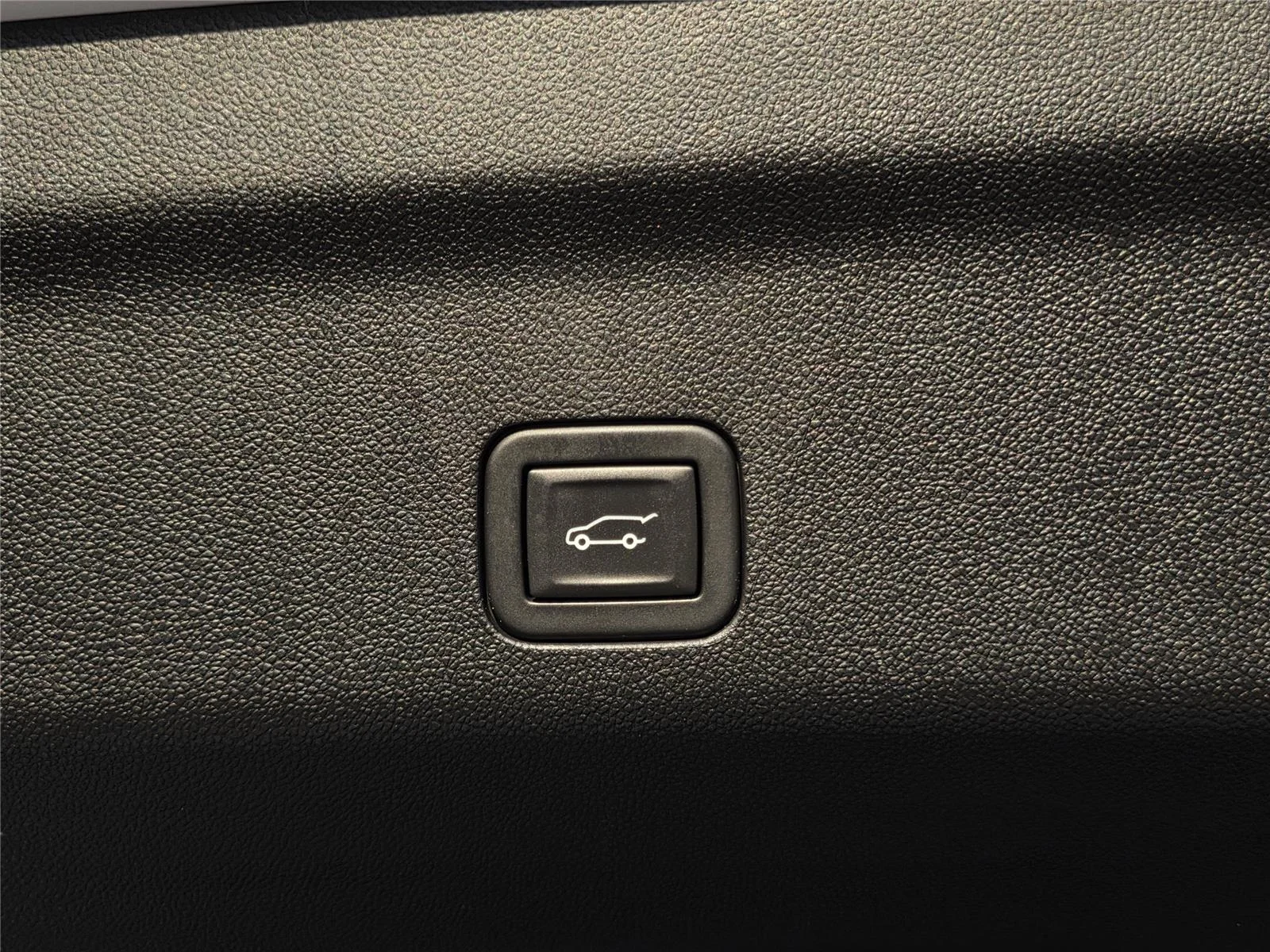 Used 2024 White Frost Tricoat GMC AT4 image 28