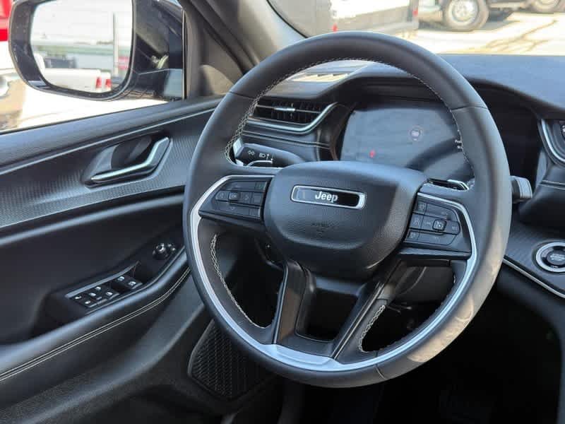 Used 2023 Diamond Black Crystal Pearlcoat Jeep Altitude image 15