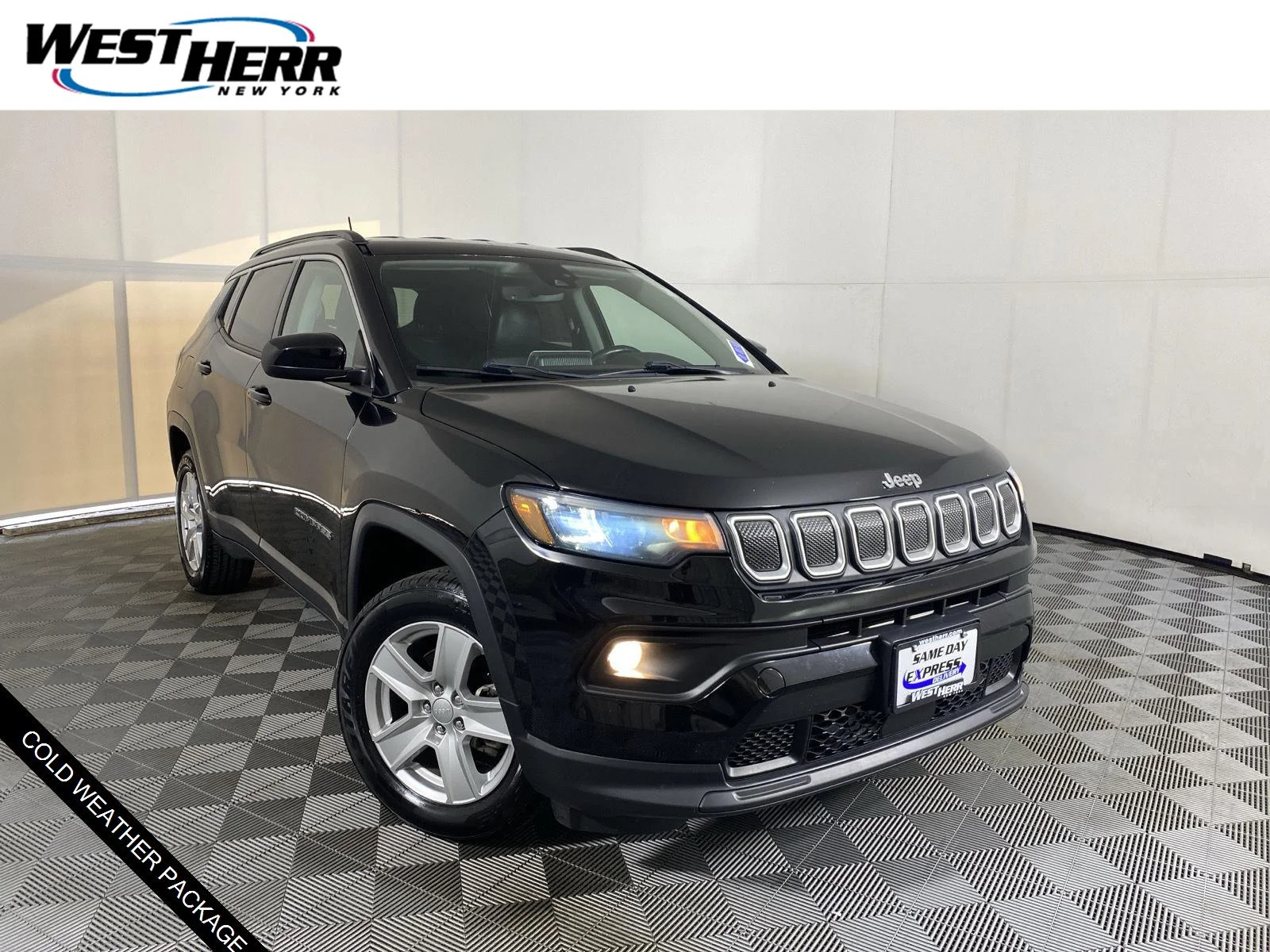 Used 2022 Diamond Black Crystal Pearlcoat Jeep Latitude image 1