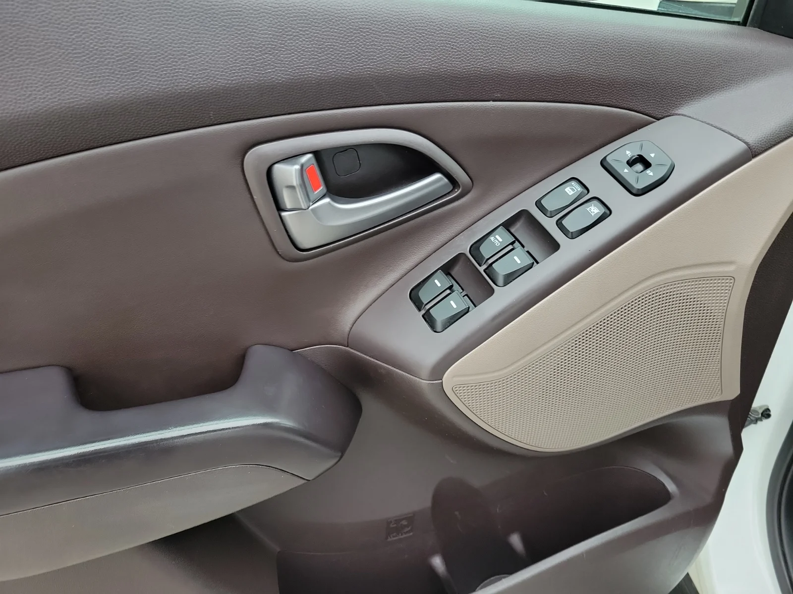 Used 2014 White Hyundai SE image 11