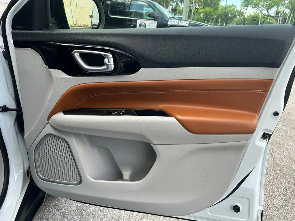 Used 2024 White/off-white Jeep Limited image 24