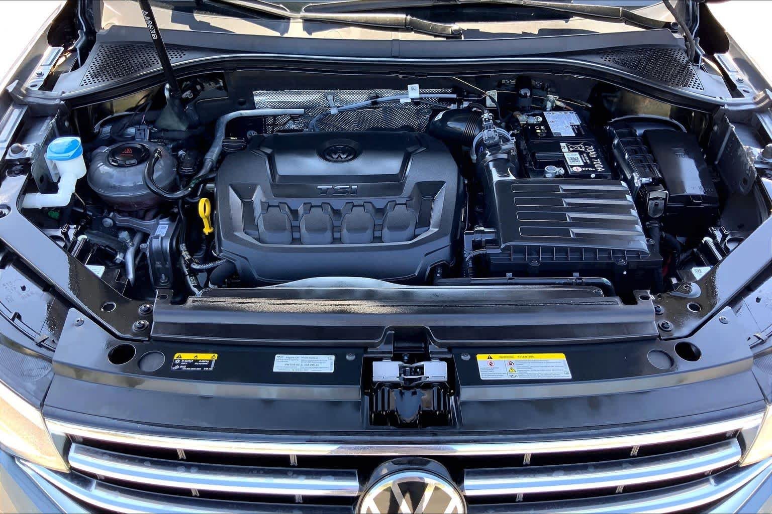 Used 2024 Platinum Gray Metallic Volkswagen SE image 31