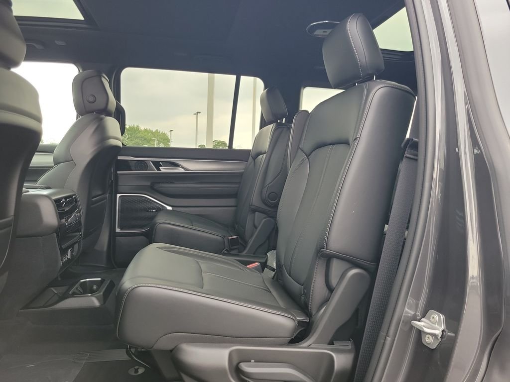 New 2026 Baltic Gray Metallic Clearcoat Jeep Upland image 12
