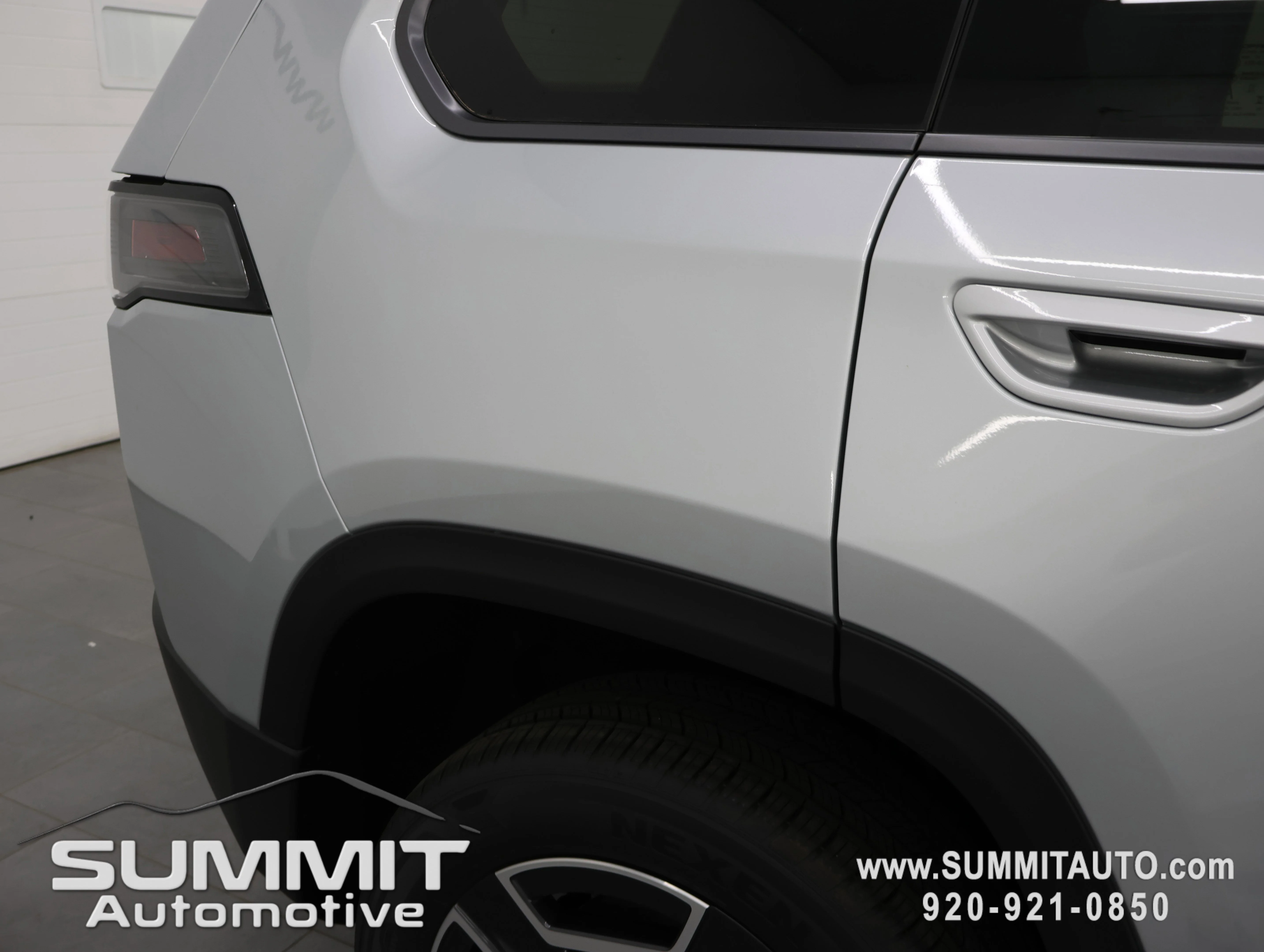 New 2026 Silver Zynith Clear-Coat Exterior Paint Jeep Limited image 25