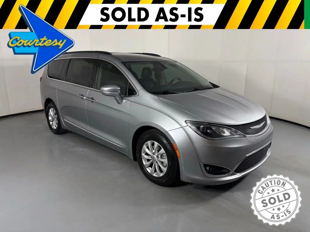 2017 Chrysler Pacifica Touring-L's photo