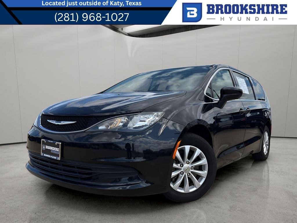 2017 Chrysler Pacifica Touring's photo