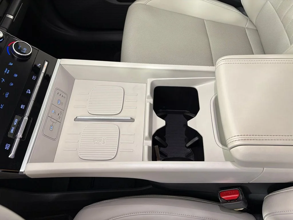 Used 2025 White Hyundai SEL image 30