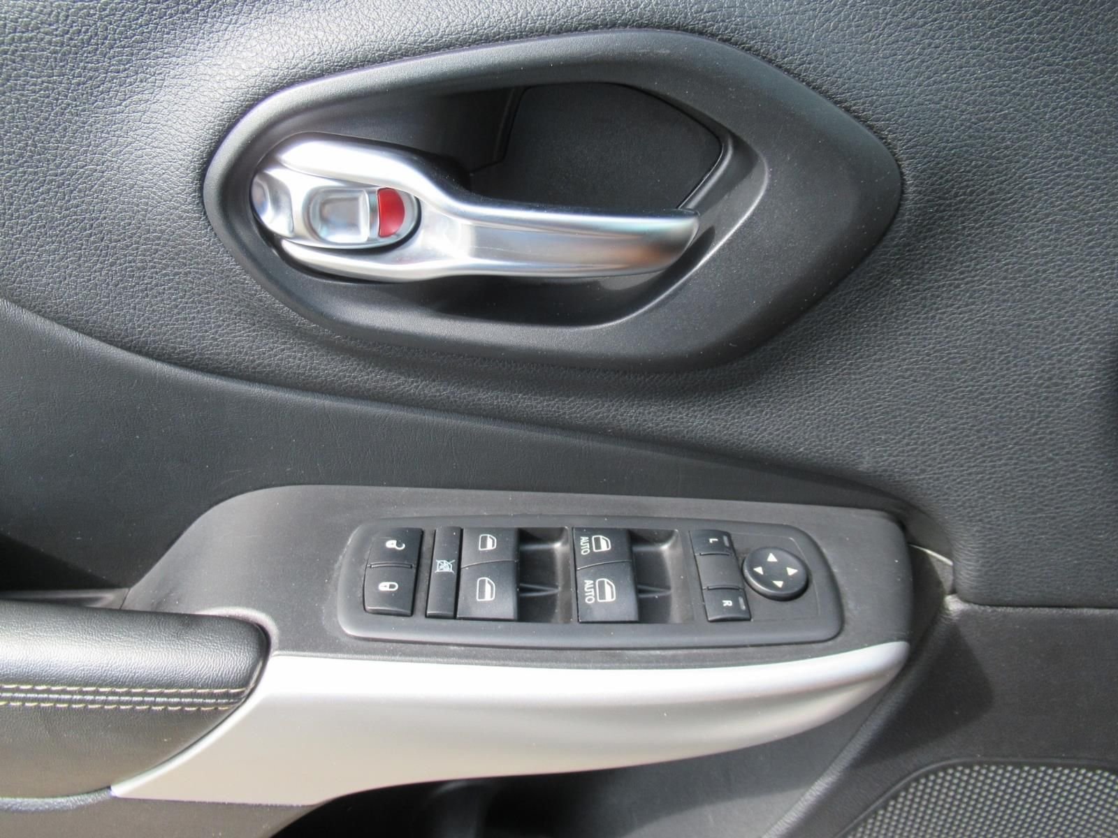 Used 2018 White Jeep Latitude Plus image 22