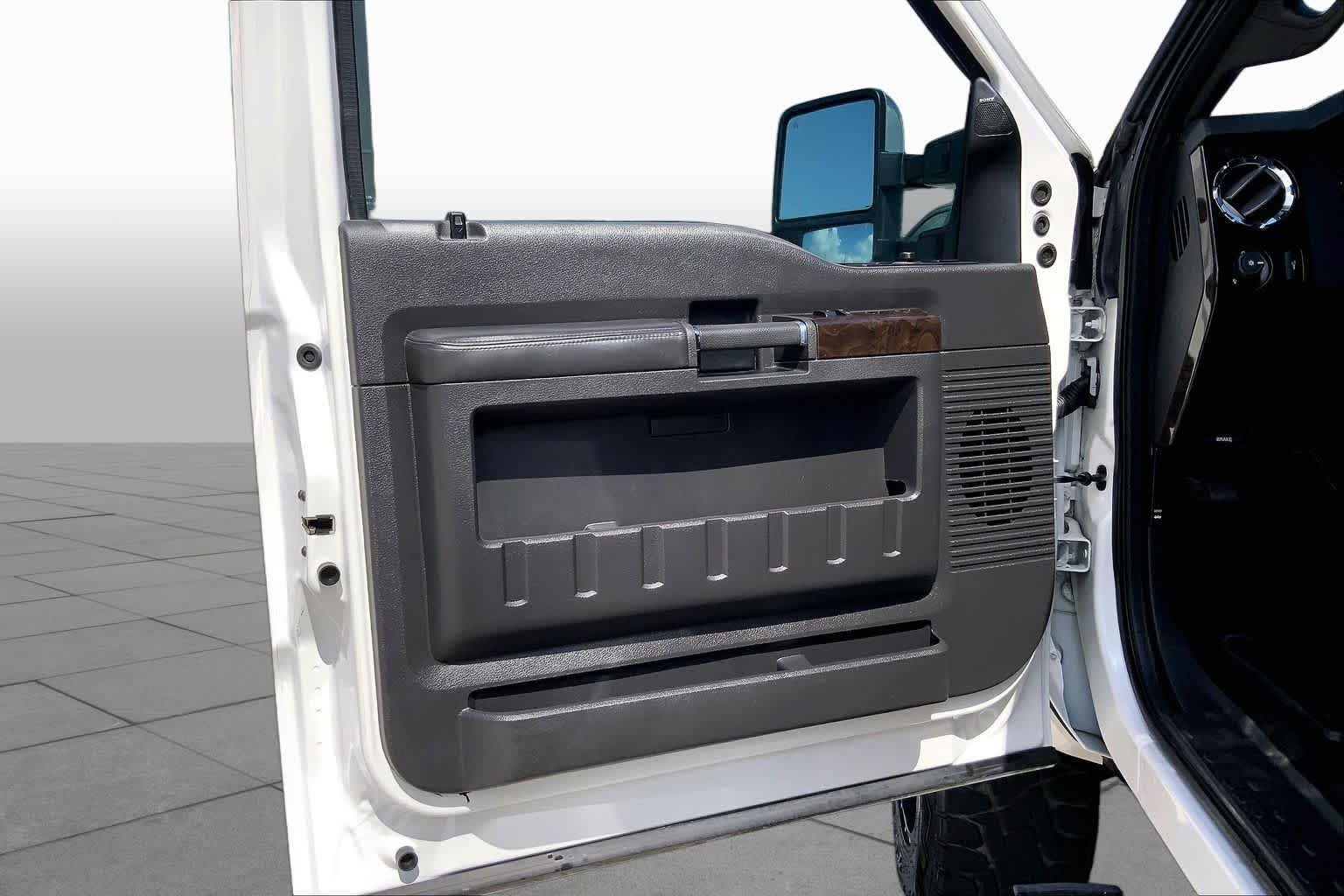 Used 2015 White Platinum Metallic Tri-Coat Ford Platinum image 21
