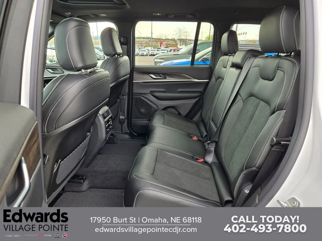 New 2026 Bright White Clear-Coat Exterior Paint Jeep Laredo Altitude image 27