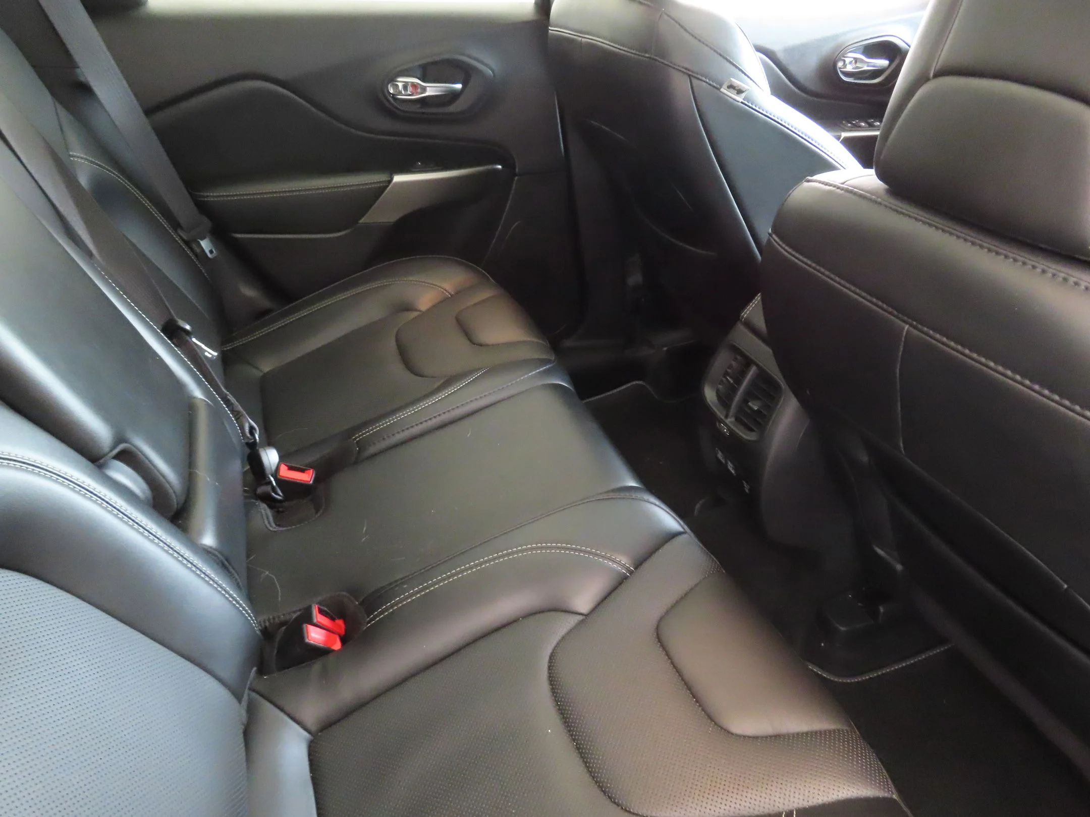 Used 2021 Red Jeep Latitude Lux image 24