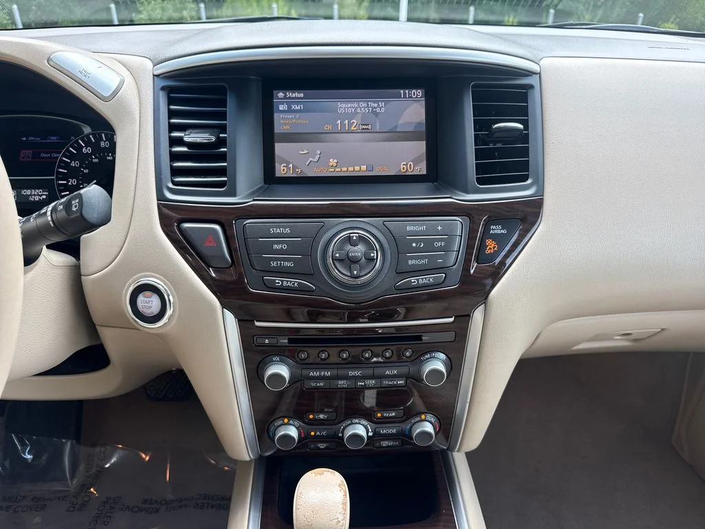 Used 2013 Arctic Blue Nissan SL image 18