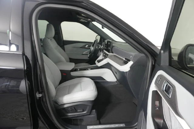 New 2027 Agate Black Metallic Ford Platinum™ image 33