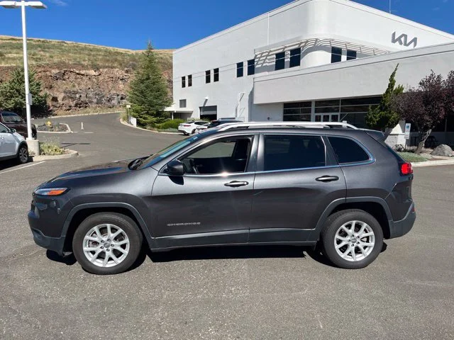 Used 2015 Granite Crystal Metallic Clearcoat Jeep Latitude image 12