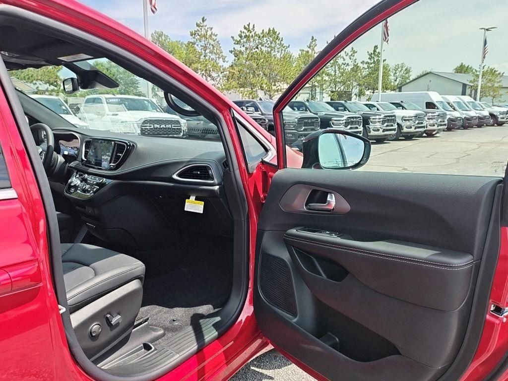 New 2027 Red Hot Pearl-Coat Exterior Paint Chrysler Select image 35