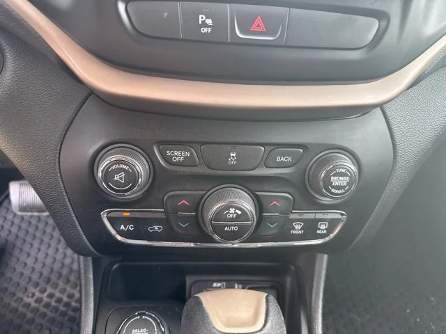 Used 2017 Diamond Black Crystal Pearlcoat Jeep Latitude image 14