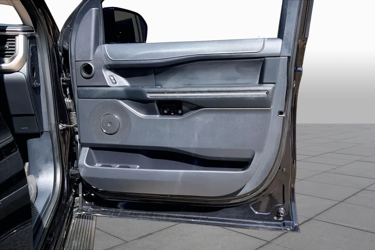 Used 2011 White Diamond Tricoat Chevrolet LTZ image 22