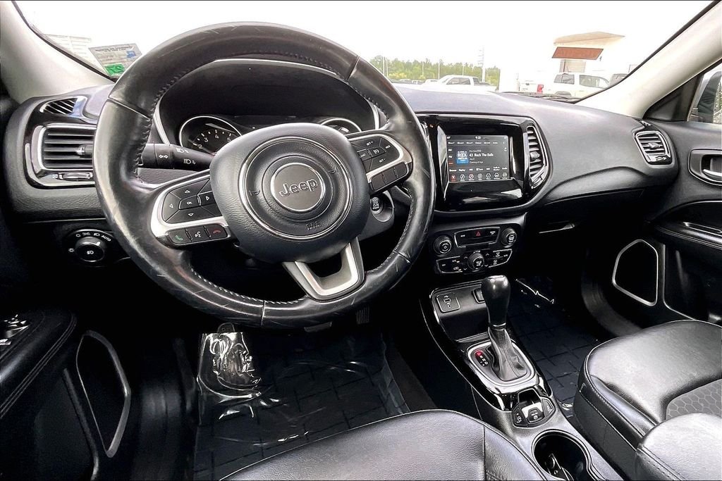 Used 2019 Silver Jeep Latitude image 14
