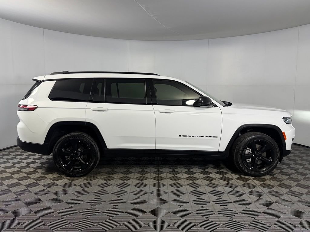Used 2025 White Jeep Altitude image 6