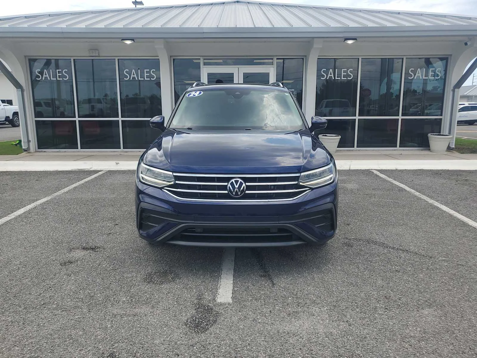 Used 2024 Blue Volkswagen SE image 10