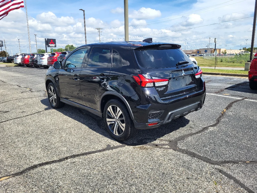 Used 2025 Labrador Black Pearl Mitsubishi ES image 8