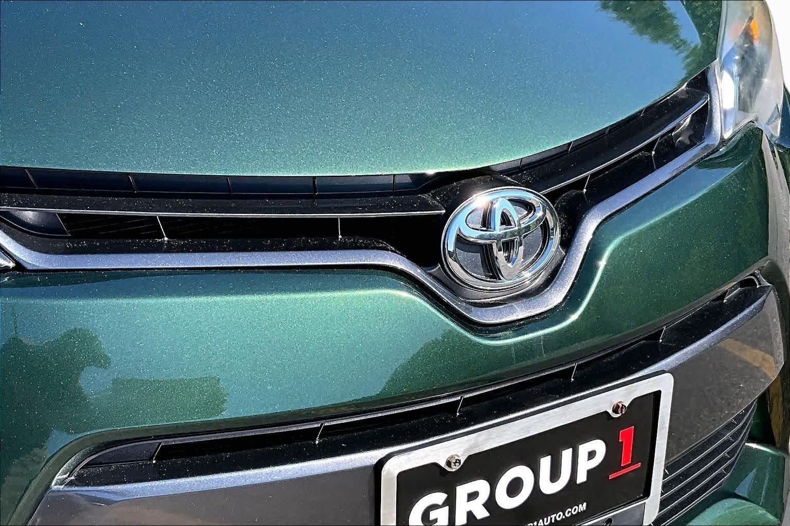 Used 2016 4Evergreen Metallic Toyota LE image 32
