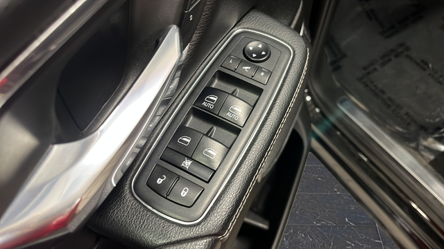 Used 2019 Diamond Black Crystal Pearlcoat Ram Laramie image 21