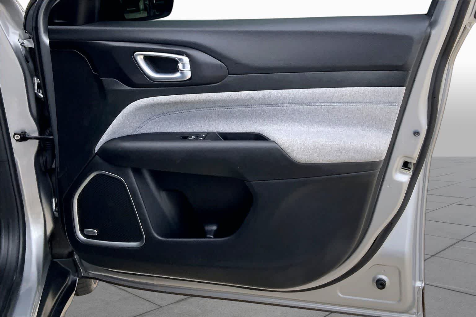Used 2022 Billet Silver Metallic Clearcoat Jeep Latitude image 23