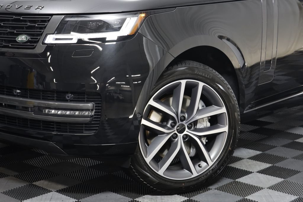 New 2026 Santorini Black LAND ROVER SE LWB 7-Seats / V8 image 4