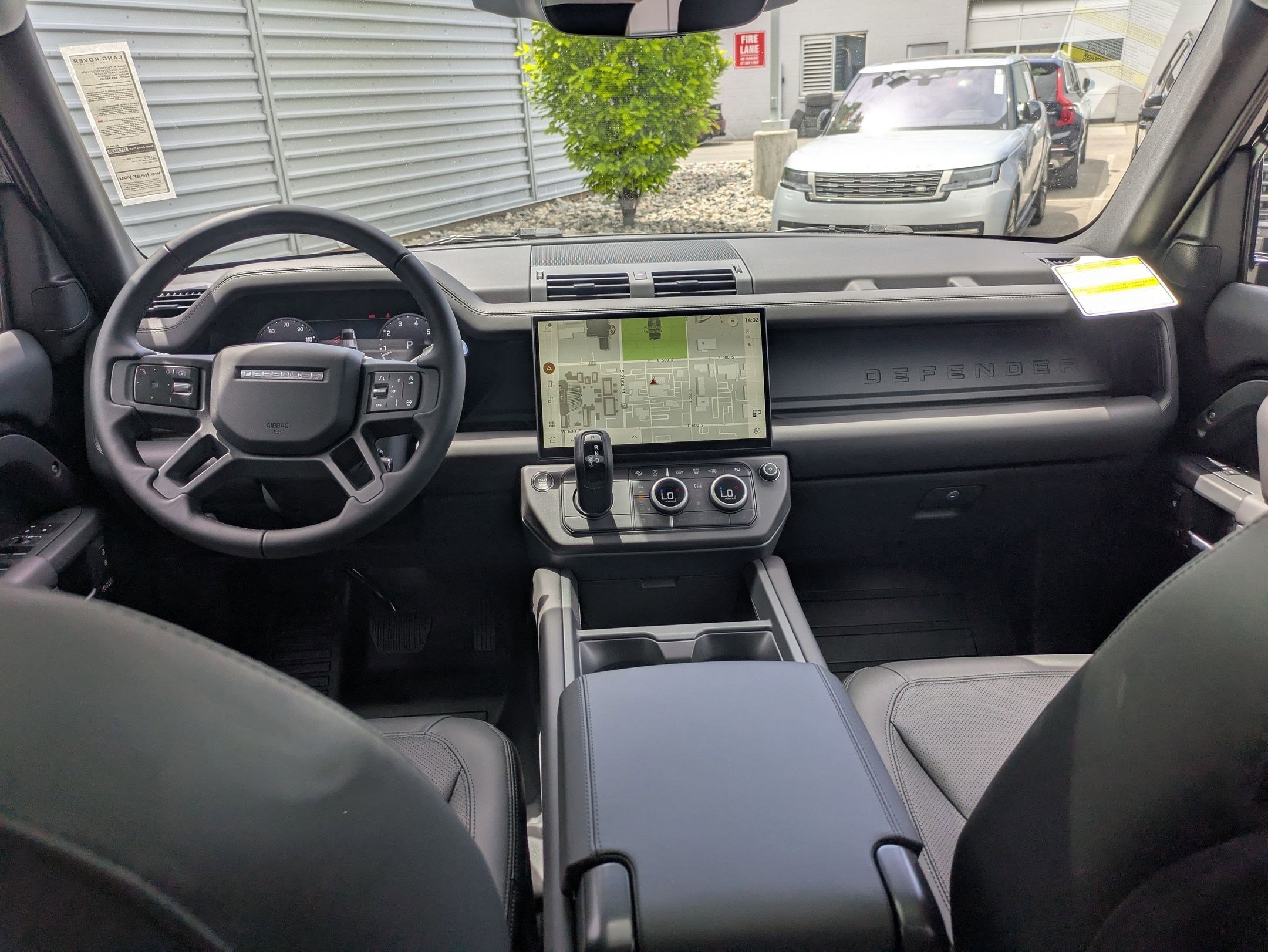 New 2026 Santorini Black Land Rover P400 X-Dynamic SE image 27