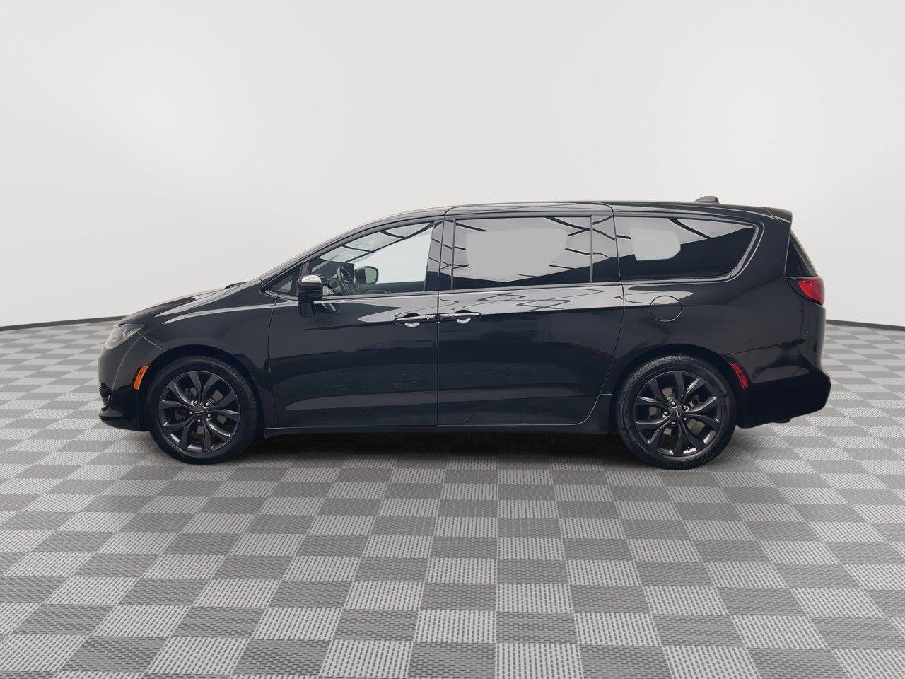 Used 2018 Brilliant Black Crystal Pearlcoat Chrysler Touring Plus image 37