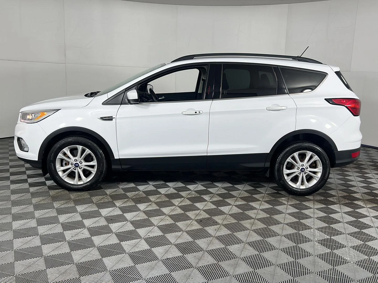Used 2019 Oxford White Ford SEL image 5