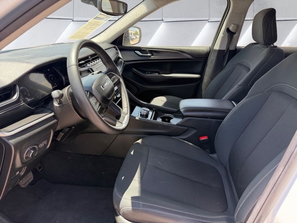 Used 2023 White Jeep Laredo image 8